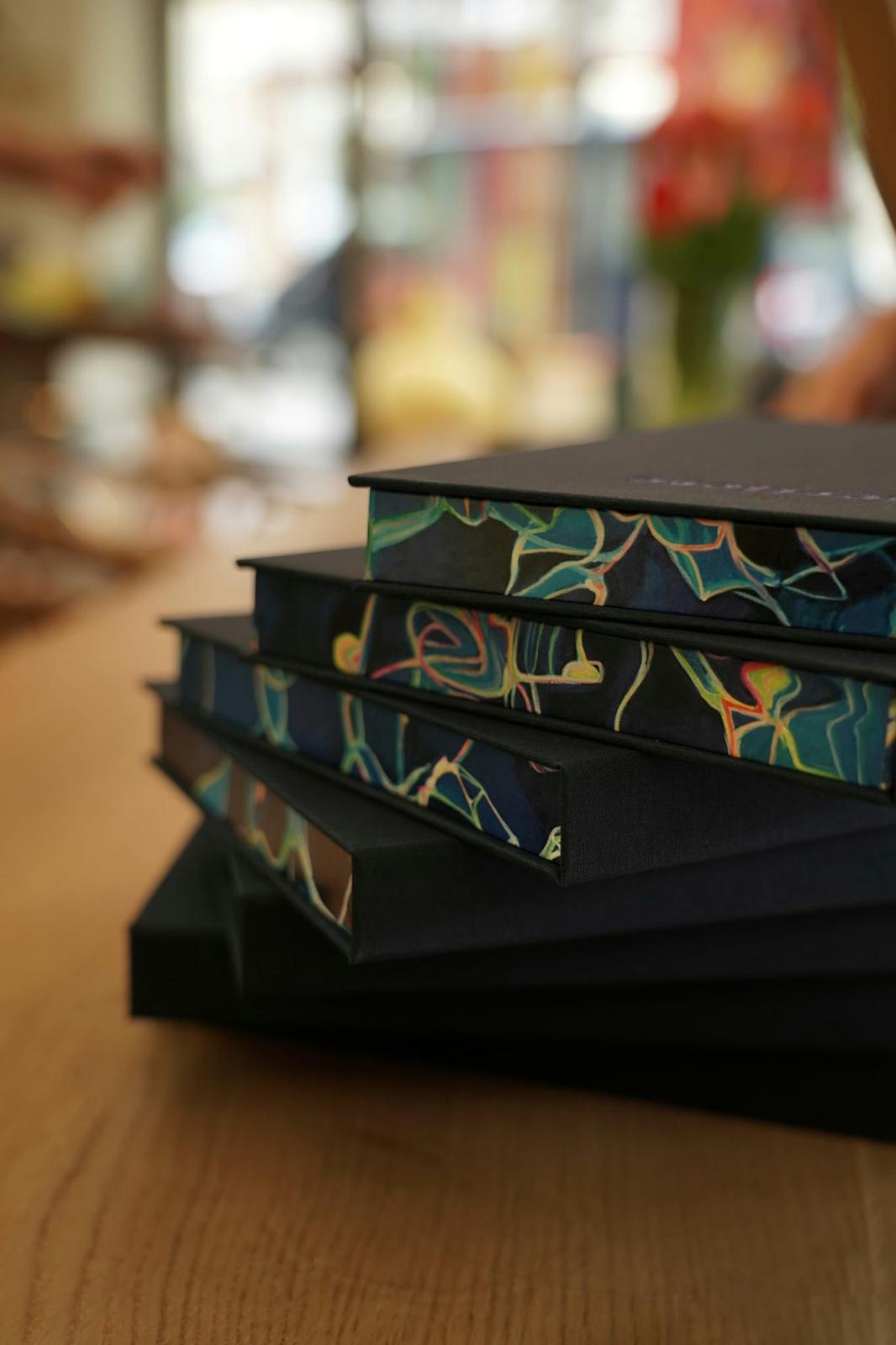 Gestapelte Exemplare des Kunstbuchs feuertiere