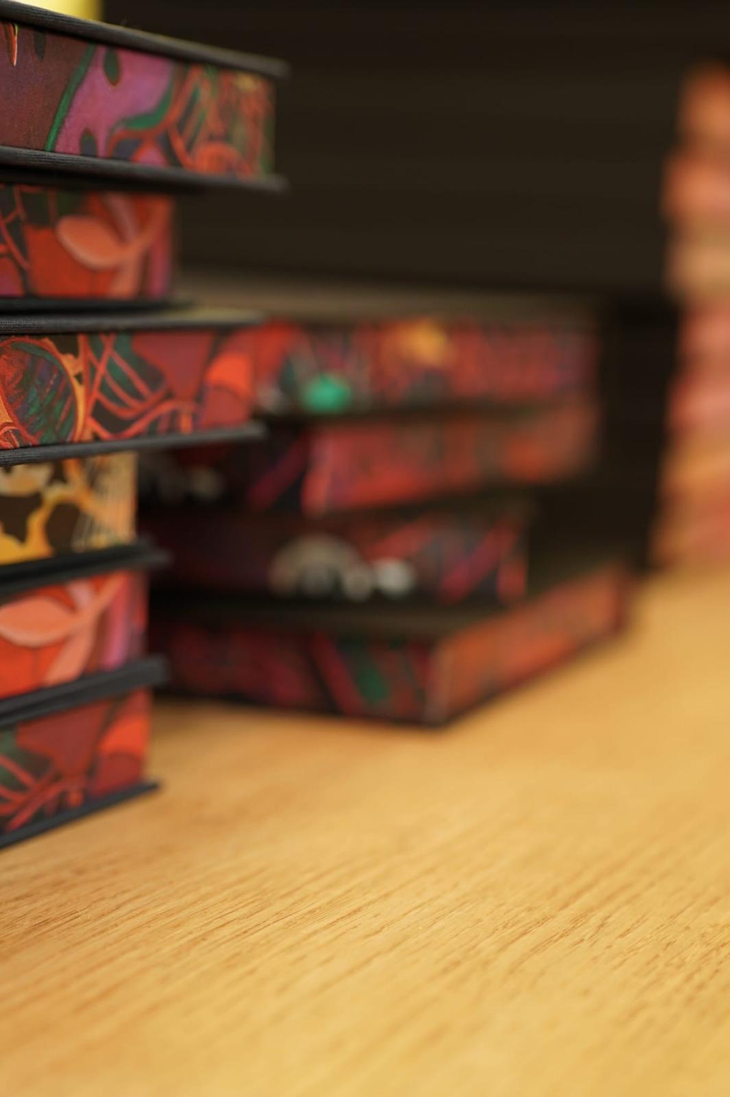 Feuertiere — Detail der bemalten Buchschnitte